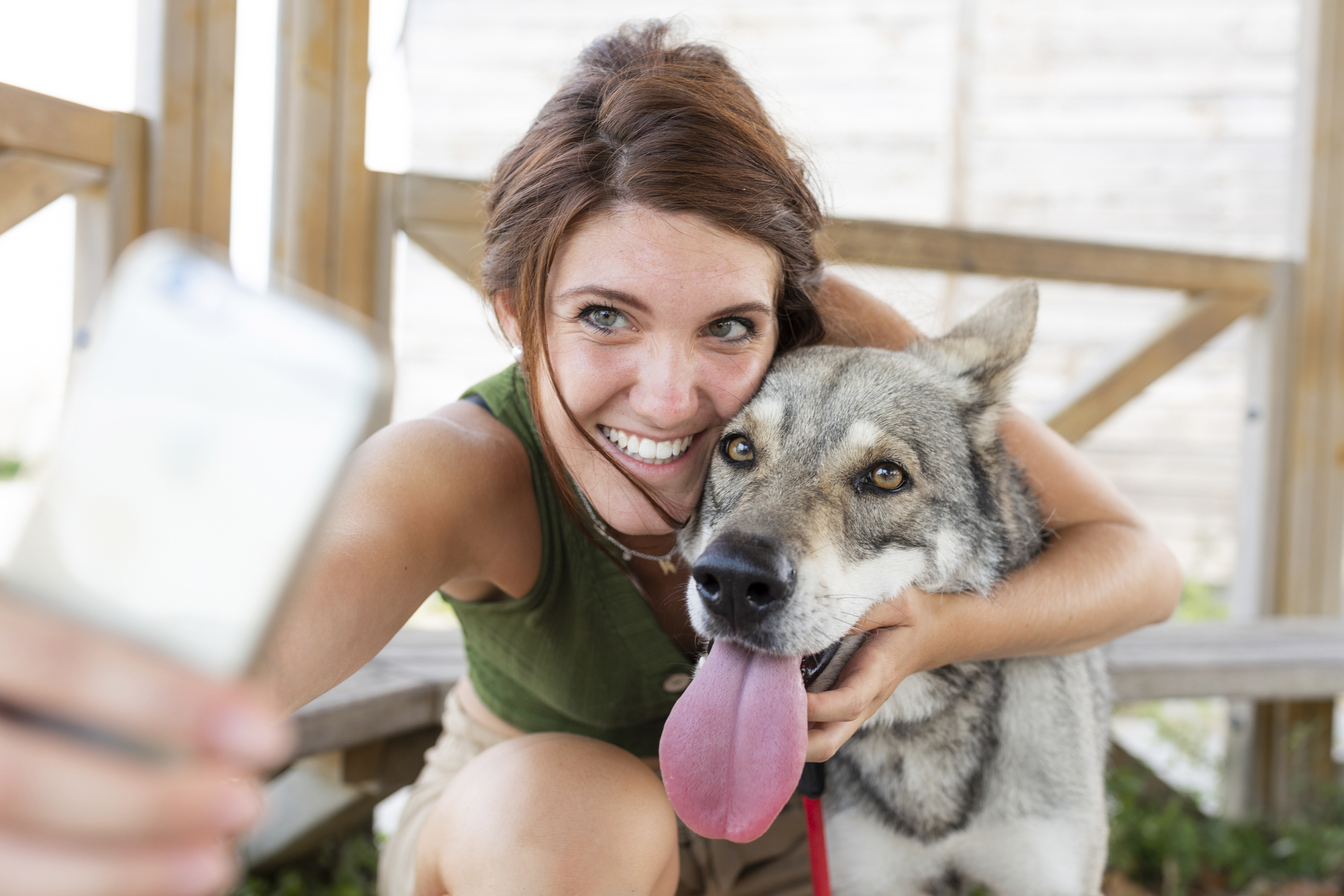 aking selfie with her dog with smartphone