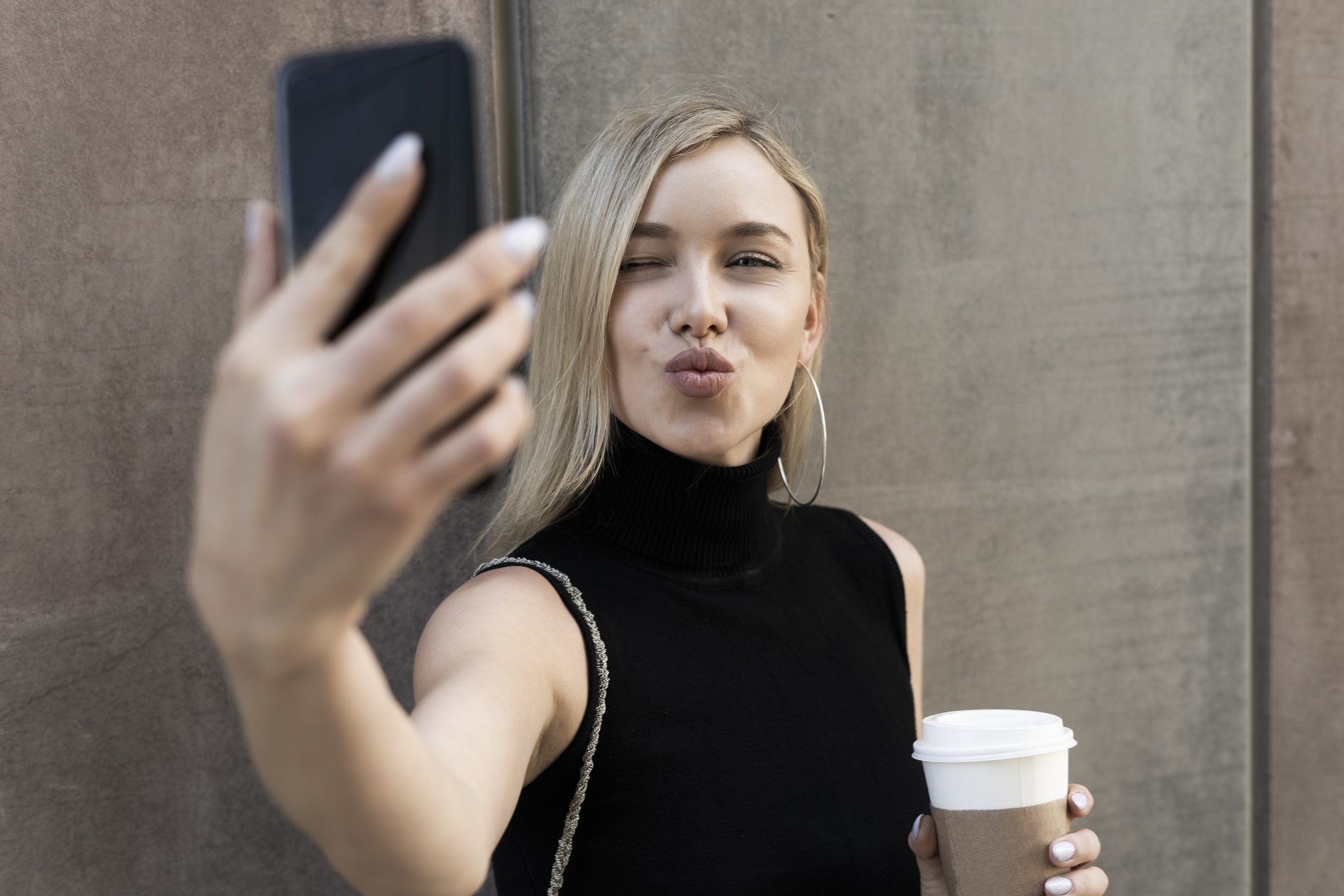 how to pout for selfie blonde woman