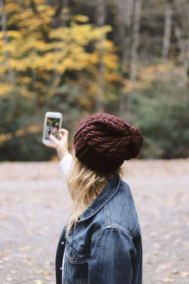 Person holding a phone 